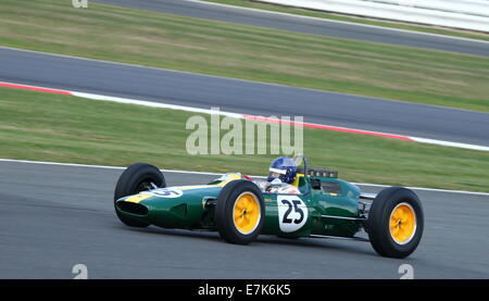 Andy Middlehurst, Lotus 25 R4, durante una gara per auto storiche del Grand prix pre-1966. Foto Stock