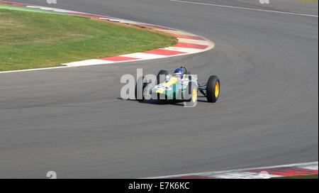 Andy Middlehurst, Lotus 25 R4, durante una gara per auto storiche del Grand prix pre-1966. Foto Stock