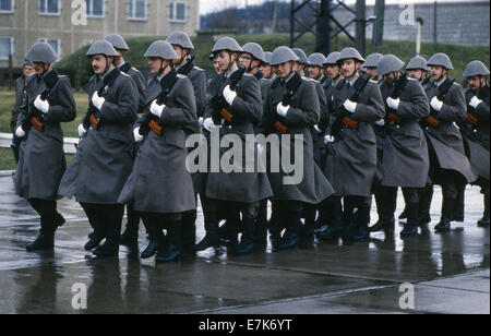 Bad Salzungen, Germania orientale. Il 22 settembre, 2009. Soldati provenienti da Oriente Esercito Tedesco (NVA) durante la cerimonia che segna il quarantesimo anniversario della Germania Est durante una celebrazione sulla loro base nel febbraio 9, 1990 a Bad Salzungen, Germania orientale. Dopo l'apertura dell'intra-confine tedesco, l'Oriente esercito tedesco è diventato frammentato con gli ufficiali di carriera e uomini arruolati lasciando per spostarsi all'occidente. ©1989 Scott A. Miller. © Scott A. Miller/ZUMA filo/ZUMAPRESS.com/Alamy Live News Foto Stock