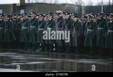 Bad Salzungen, Germania orientale. Il 22 settembre, 2009. Soldati provenienti da Oriente Esercito Tedesco (NVA) durante la cerimonia che segna il quarantesimo anniversario della Germania Est durante una celebrazione sulla loro base nel febbraio 9, 1990 a Bad Salzungen, Germania orientale. Dopo l'apertura dell'intra-confine tedesco, l'Oriente esercito tedesco è diventato frammentato con gli ufficiali di carriera e uomini arruolati lasciando per spostarsi all'occidente. ©1989 Scott A. Miller. © Scott A. Miller/ZUMA filo/ZUMAPRESS.com/Alamy Live News Foto Stock