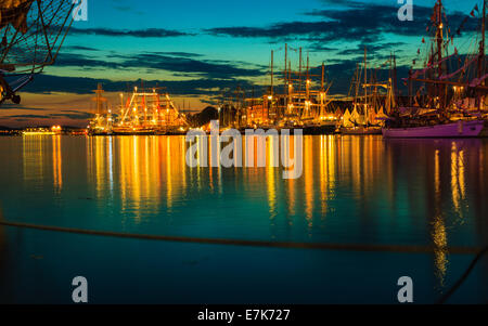 Le navi a vela nel porto durante la tall ships gare Bergen, Norvegia. Vista notturna Foto Stock