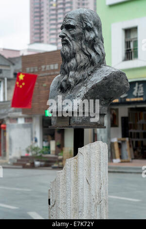 Dafen, Cina Dafen Art Village. Leonardo Da Vinci statua nella piazza del villaggio. Cinese: 大芬; pinyin: Dàfēn è un sobborgo di Buji, Foto Stock