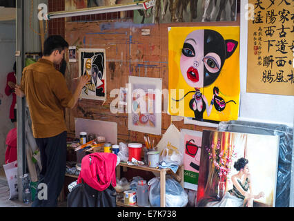 Dafen, Cina Dafen Art Village.pittori cinesi lavora nel retro strade .i vicoli sono pieni di lavori in corso. Foto Stock