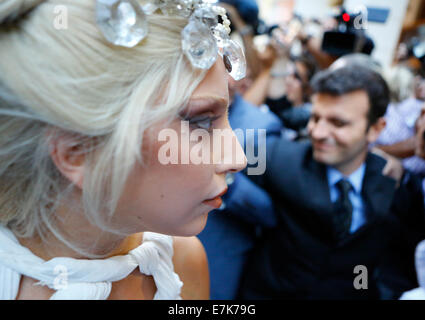 Lady Gaga lascia il Grand Bretagne Hotel ad Atene il suo modo per il suo concerto, davanti alla gamba greco del suo tour mondiale, "ArtRave: Artpop Ball' presso lo Stadio Olimpico. © Michael Debets/Pacific Press/Alamy Live News Foto Stock