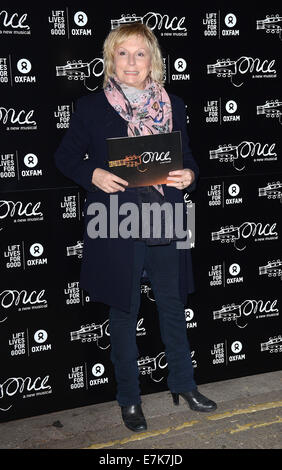 Una volta che il Gala musicale carità notte al Phoenix Theatre, Charing Cross Road, Londra dotata: Jennifer Saunders dove: Londra, Regno Unito quando: 17 Mar 2014 Foto Stock