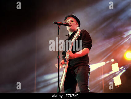 Fall Out Boy performing live sul palco i telefoni 4u Arena come parte della loro salvare Rock and Roll Tour 2014 dotate di: Patrick Stump dove: Manchester, Regno Unito quando: 17 Mar 2014 Foto Stock