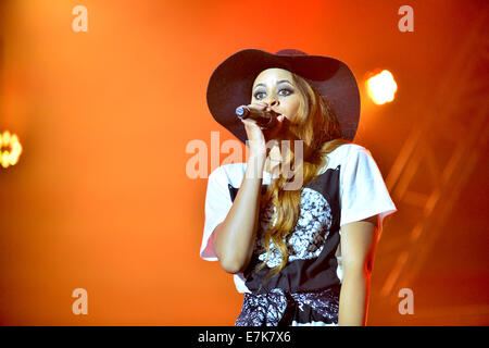 Derry, Londonderry, Irlanda del Nord - 19 settembre 2014. MTV si blocca. Amira McCarthy di Neon giungla di MTV si blocca in Piazza Ebrington. ©George Sweeney/Alamy Foto Stock