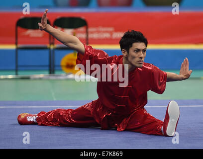 Incheon, Corea del Sud. Xx Settembre, 2014. Ichikizaki Daisuke del Giappone esegue durante l'uomo Changquan finale del concorso di Wushu a XVII Giochi Asiatici in Incheon, Corea del Sud, Sett. 20, 2014. Credito: Xie Haining/Xinhua/Alamy Live News Foto Stock