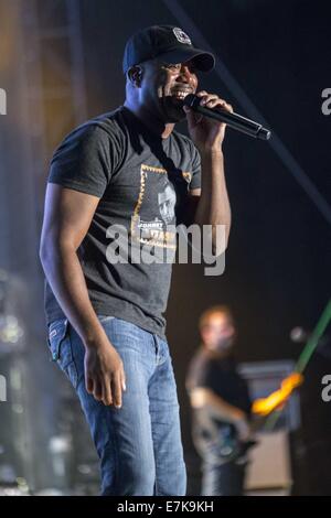 New Orleans, Louisiana, Stati Uniti d'America. Xix Sep, 2014. Musicista Darius Rucker ex cantante e chitarrista del ritmo dei Grammy Award-winning rock band Hootie & The Blowfish, esegue in Champions Square a New Orleans. Credito: Alfonso Bresciani/ZUMA filo/ZUMAPRESS.com/Alamy Live News Foto Stock