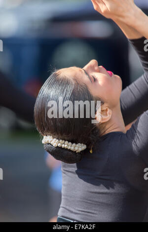 Akademi South Asian Dance esecuzione al di fuori di Kendal Chiesa Parrocchiale durante il 2014 Kendal Mintfest Foto Stock