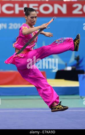 Incheon, Corea del Sud. Xx Settembre, 2014. Wei Hong della Cina esegue durante la donna nandao di Wushu concorso al XVII Giochi Asiatici in Incheon, Corea del Sud, Sett. 20, 2014. Credito: Xie Haining/Xinhua/Alamy Live News Foto Stock