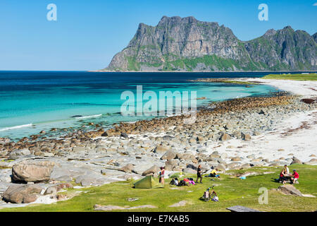 Il campeggio sulla splendida spiaggia di Uttakleiv nelle Isole Lofoten in Norvegia Foto Stock