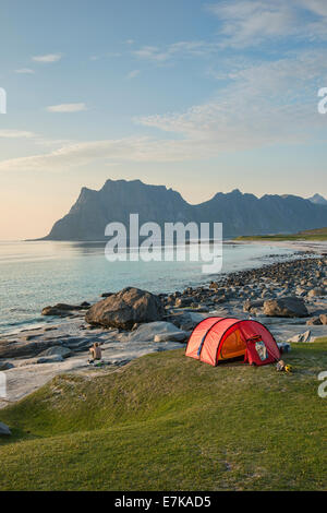 Il campeggio sulla splendida spiaggia di Uttakleiv nelle Isole Lofoten in Norvegia Foto Stock