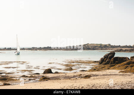 In barca a vela nella Baia sotto il Fort de Matignon a bassa marea a Grand-Île, Isole Chausey, Bassa Normandia, Francia Foto Stock