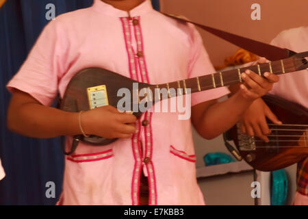 Musicisti che suonano strumenti tradizionali Foto Stock