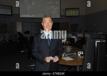 Ginevra, Svizzera. Xviii Sep, 2014. Il premio Nobel Samuel Ting è intervistato in laboratorio a Ginevra, Svizzera, Sett. 18, 2014. L'Alpha Magnetic Spectrometer (AMS) team guidato da Ting ha annunciato giovedì nuovi risultati nella ricerca di materia oscura, spargimento più luce sulla materia oscura esistenza. I raggi cosmici sono cariche di particelle di alta energia che permeano lo spazio. La AMS, una fisica della particella rilevatore installato sulla Stazione Spaziale Internazionale (ISS), è progettato per lo studio di loro prima che loro hanno la possibilità di interagire con l'atmosfera della terra. © Shi Jianguo/Xinhua/Alamy Live News Foto Stock