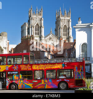 Un aperto e rabboccato bus rosso a due piani è parcheggiato a St Leonards Square York con York Minster e Bootham Bar dietro, North Yorks Foto Stock