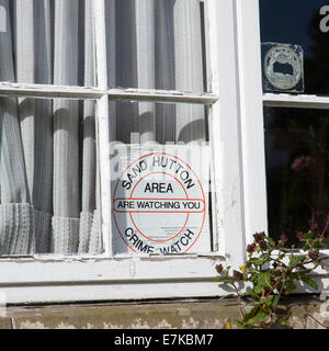 Un crimine guarda il segno in una finestra cottage a Sand Hutton villaggio nel nord Yorkshire Inghilterra Foto Stock