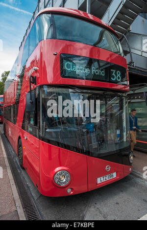 Nuovo autobus per Londra parcheggiato su un cavalletto a Victoria Station Foto Stock
