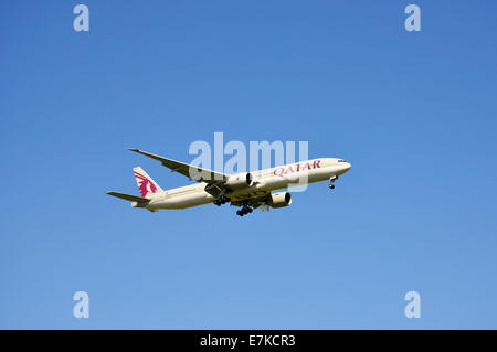 Qatar Airways Boeing 777, atterrando all'aeroporto di Heathrow, Hounslow, Greater London, England, Regno Unito Foto Stock