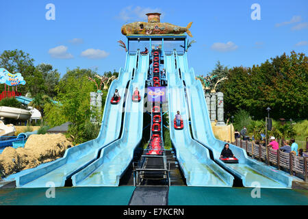 La profondità di acqua di carica ride, Thorpe Park Theme Park, Chertsey, Surrey, England, Regno Unito Foto Stock