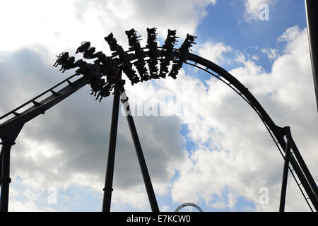 Lo sciame rollercoaster ride, Thorpe Park Theme Park, Chertsey, Surrey, England, Regno Unito Foto Stock