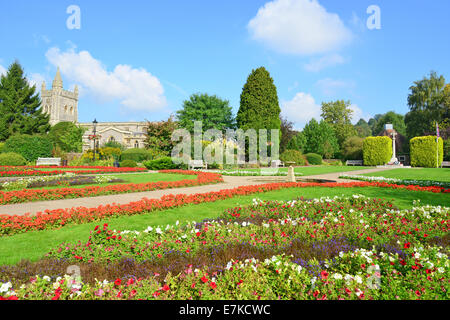Giardini della Rimembranza e Chiesa di Santa Maria, Old Amersham, Buckinghamshire, Inghilterra, Regno Unito Foto Stock