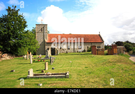 Una veduta della chiesa di St Giles a Houghton St Giles, Norfolk, Inghilterra, Regno Unito. Foto Stock