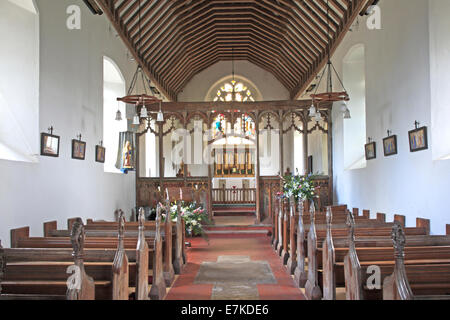 Una vista dell'interno della chiesa di St Giles a Houghton St Giles, Norfolk, Inghilterra, Regno Unito. Foto Stock