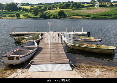 Barche a remi legato alla fase di atterraggio sul serbatoio Clatworthy. Foto Stock