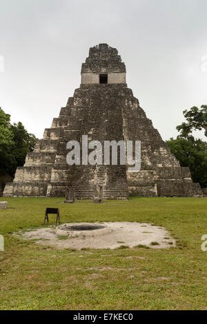 Tempio 1 (Jaguar tempio) Grande Plaza, il Parco Nazionale di Tikal, El Petén, Guatemala Foto Stock