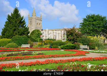 Giardini della Rimembranza e Chiesa di Santa Maria, Old Amersham, Buckinghamshire, Inghilterra, Regno Unito Foto Stock