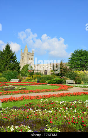 Giardini della Rimembranza e Chiesa di Santa Maria, Old Amersham, Buckinghamshire, Inghilterra, Regno Unito Foto Stock