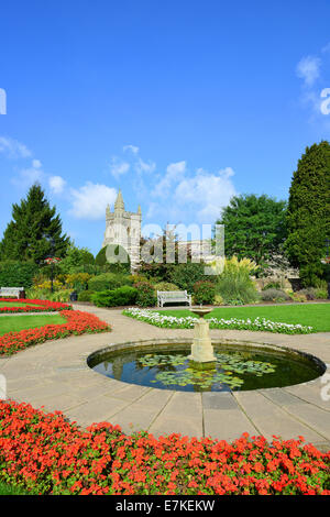 Giardini della Rimembranza e Chiesa di Santa Maria, Old Amersham, Buckinghamshire, Inghilterra, Regno Unito Foto Stock