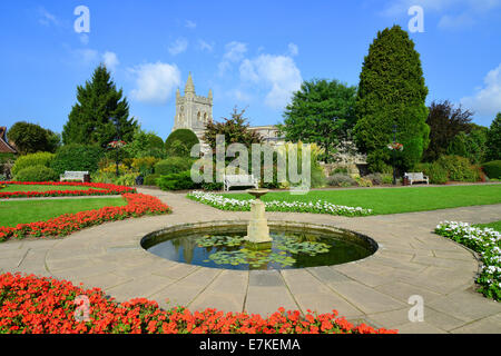 Giardini della Rimembranza e Chiesa di Santa Maria, Old Amersham, Buckinghamshire, Inghilterra, Regno Unito Foto Stock