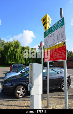 Pay & Display macchina in parcheggio, High Street, Old Amersham, Buckinghamshire, Inghilterra, Regno Unito Foto Stock