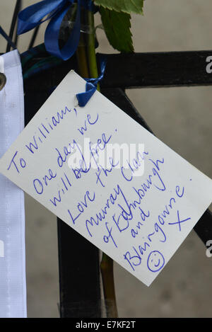 Smithfield, città di Londra, Regno Unito. Xx Settembre 2014. Il William Wallace Memorial in Smithfield ha le bandiere e le carte alla macchia dove Wallace è stato messo a morte nel 1305 Credit: Matteo Chattle/Alamy Live News Foto Stock