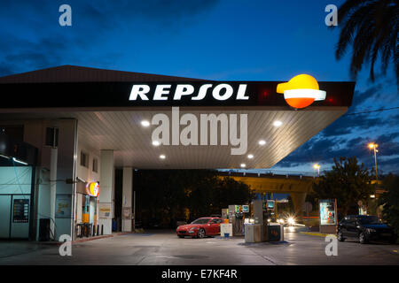 Valencia, Spagna. 19 Settembre, 2014. Un Repsol gas station di notte. Repsol è una multinazionale spagnola di petrolio e di gas company con sede a Madrid. È il quindicesimo carburante più grande azienda di raffinazione nel mondo. Foto Stock