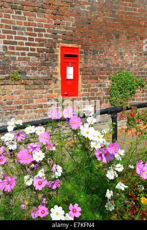 Casella di posta sul muro, Church Street, Chesham, Buckinghamshire, Inghilterra, Regno Unito Foto Stock