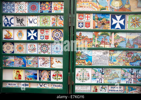 Paraphernalia turistico in vendita sulla Costiera Amalfitana. Foto Stock