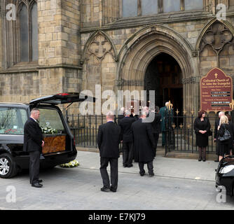 Salford, Regno Unito xx settembre 2014 la bara il cuscinetto del corpo di Jim Dobbin, ex lavoro MP per Heywood e Middleton è portato in St John's Cattedrale cattolica romana a Salford. Jim, nato il 26/05/1941 morì il 7 settembre mentre su un consiglio d'Europa viaggio in Polonia. Funerale di Jim Dobbin MP Salford, UK Credit: Giovanni friggitrice/Alamy Live News Foto Stock