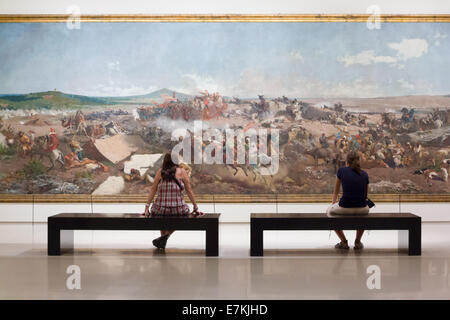 Coppia giovane guardando il dipinto nel Museu Nacional d'Art de Catalunya Foto Stock