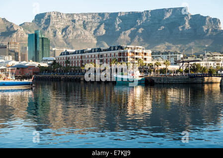 Victoria and Alfred Waterfront città del Capo Sudafrica con Cape Grace Hotel e Table Mountain, in prima serata Foto Stock