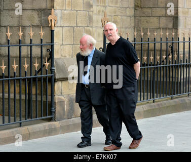 Salford, Regno Unito xx Settembre 2014 Due uomini arrivano a St John's Cattedrale cattolica romana a Salford per la Messa esequiale per Jim Dobbin, che è nato il 26/05/1941 e morì il 7 settembre mentre su un consiglio d'Europa viaggio in Polonia. Jim era il lavoro MP per Heywood e Middleton, il funerale di Jim Dobbin MP Salford, UK Credit: Giovanni friggitrice/Alamy Live News Foto Stock