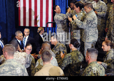 Il Presidente Usa Barack Obama saluta i membri del servizio prima di affrontare le truppe durante una visita negli Stati Uniti Comando centrale a MacDill Air Force Base di settembre 17, 2014 a Tampa, in Florida. Foto Stock