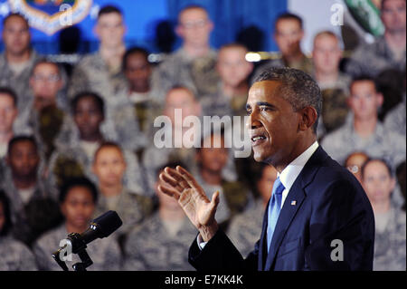 Il Presidente Usa Barack Obama affronta i membri del servizio prima sulla minaccia di uno Stato islamico durante una visita negli Stati Uniti Comando centrale a MacDill Air Force Base di settembre 17, 2014 a Tampa, in Florida. Foto Stock