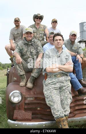 Texas Governor Rick Perry pone con la sua tenuta di caccia di amici compresi metallo pesante star Ted Nugent e country music star Clay Walker al Vinson Ranch Aprile 23, 2006 in Albany, Texas. Foto Stock