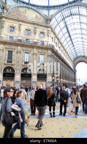 La gente in Galleria Vittorio Emanuele inn milano, Italia Foto Stock