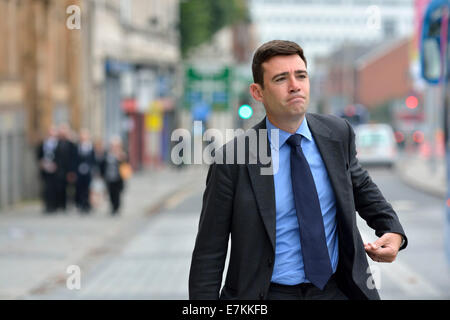 Salford, Regno Unito xx Settembre 2014 Andy Burnham arriva a St John's Cattedrale cattolica romana a Salford per la Messa esequiale per Jim Dobbin, che è nato il 26/05/1941 e morì il 7 settembre mentre su un consiglio d'Europa viaggio in Polonia. Jim era il lavoro MP per Heywood e Middleton, il funerale di Jim Dobbin MP Salford, UK Credit: Giovanni friggitrice/Alamy Live News Foto Stock