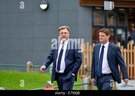 Salford, Regno Unito xx Settembre 2014 ed Balls e il suo consigliere arriva a St John's Cattedrale cattolica romana a Salford per la Messa esequiale per Jim Dobbin, che è nato il 26/05/1941 e morì il 7 settembre mentre su un consiglio d'Europa viaggio in Polonia. Jim era il lavoro MP per Heywood e Middleton, il funerale di Jim Dobbin MP Salford, UK Credit: Giovanni friggitrice/Alamy Live News Foto Stock